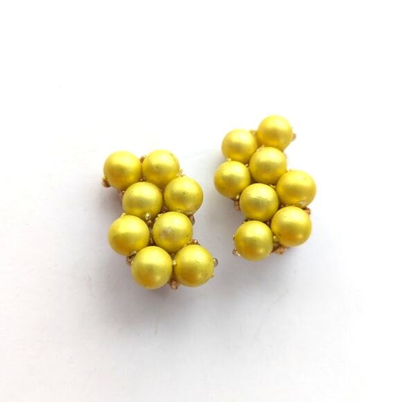 Vintage Estate Retro 50s Beaded Cluster Gold Tone Clip On Earrings - Picture 1 of 3